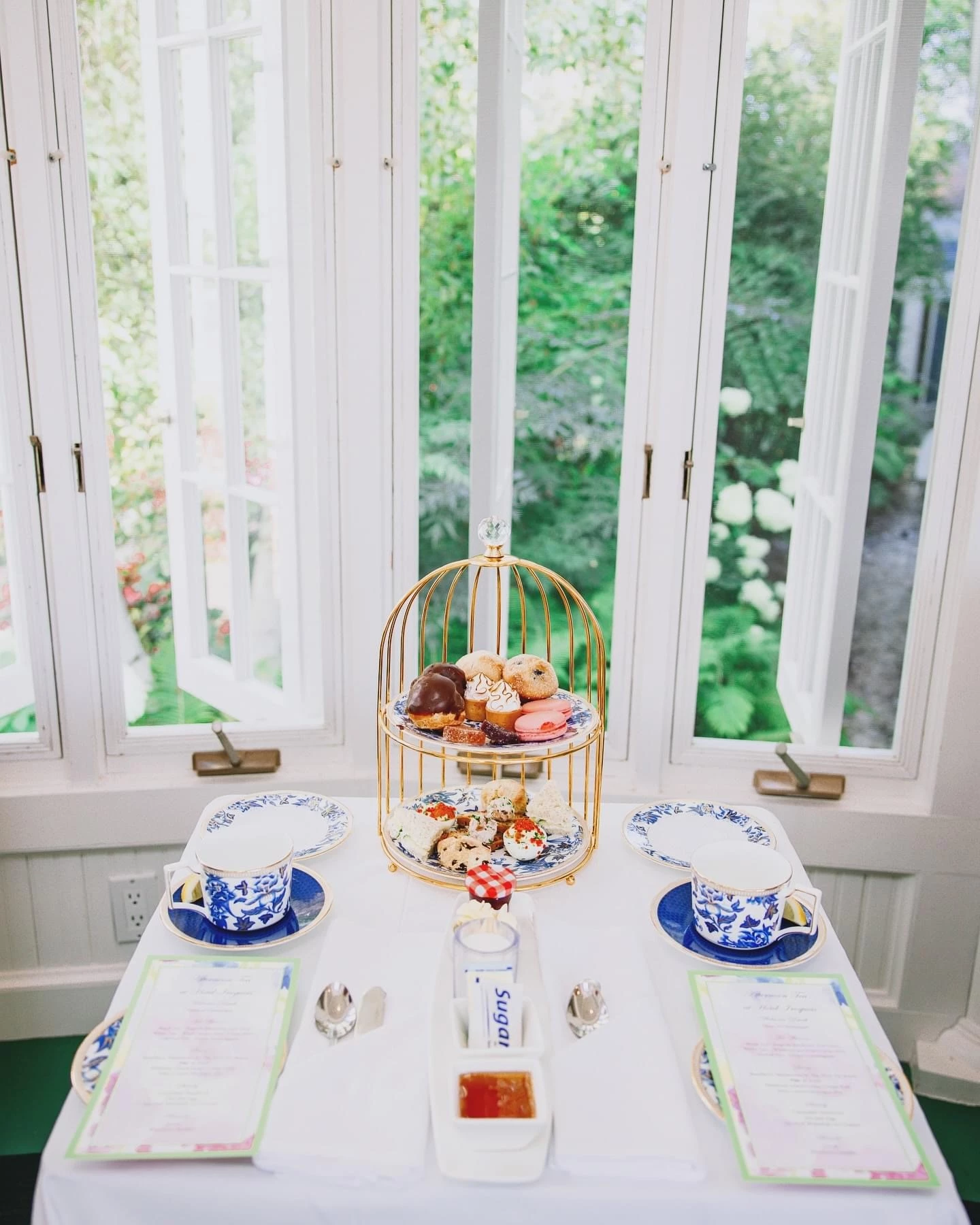Decorative table setting with birdcage and tea cups